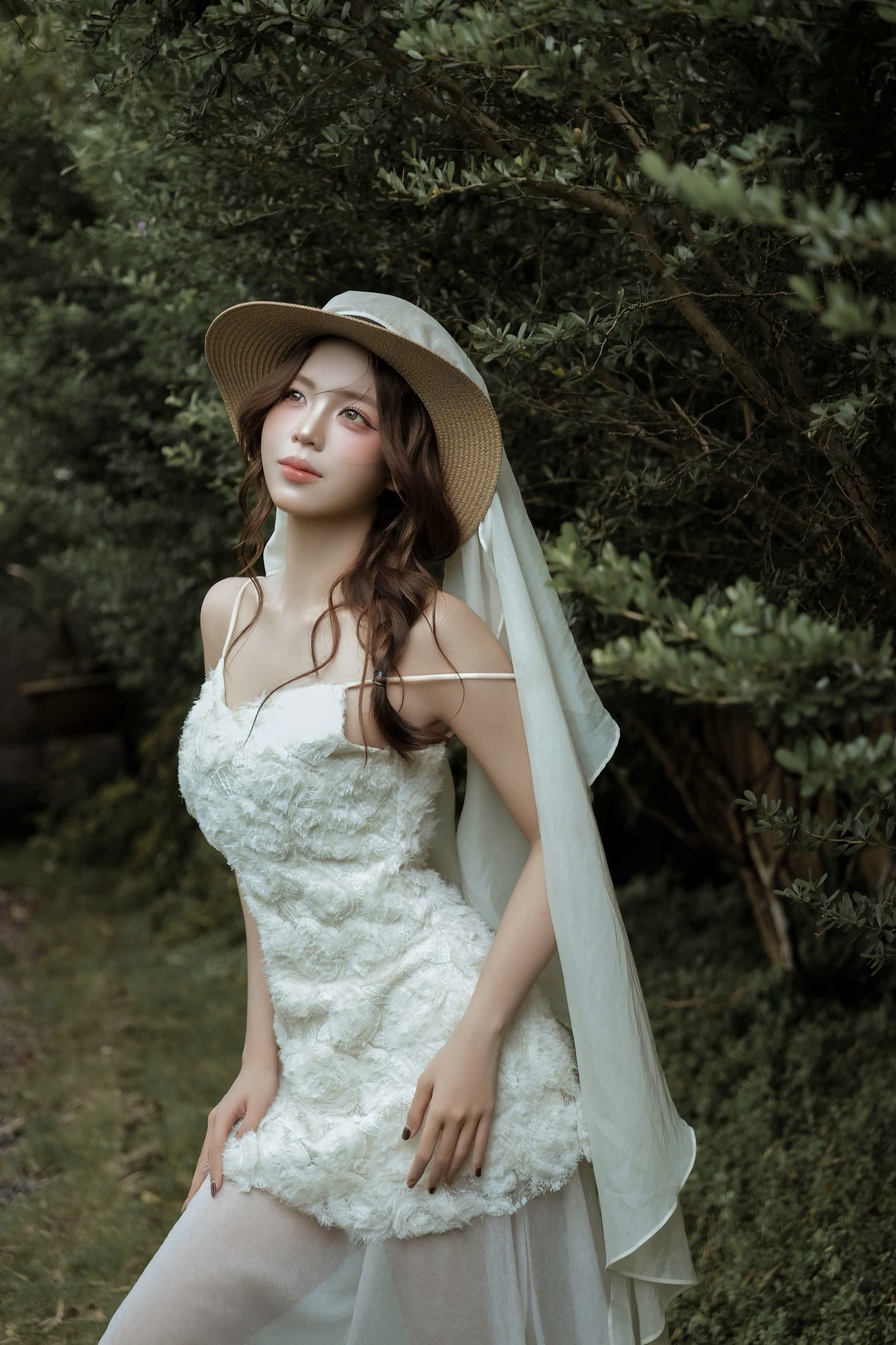 Hương Bùi — concept Nàng Thơ, trang phục trắng giữa thiên nhiên